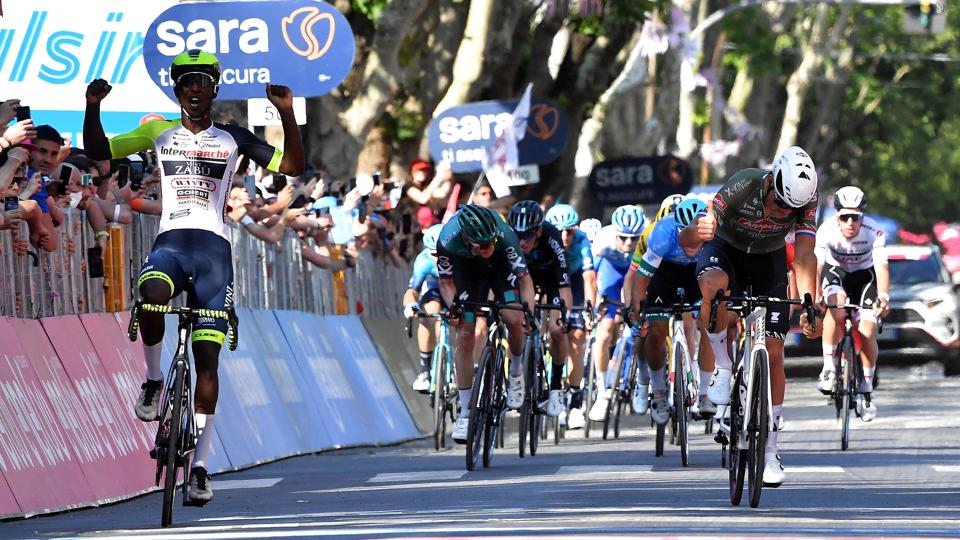 Biniam Girmay kan række armene i vejret i triumf, mens Mathieu van der Poel anerkendende giver sin overmand en opadvendt tommelfinger for spurten. <i>Jennifer Lorenzini/Reuters</i>
