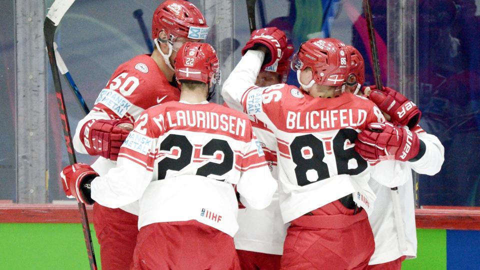De danske spillere kunne fejre et af holdets mål mod Italien ved VM i ishockey. <i>Mikko Stig/Ritzau Scanpix</i>