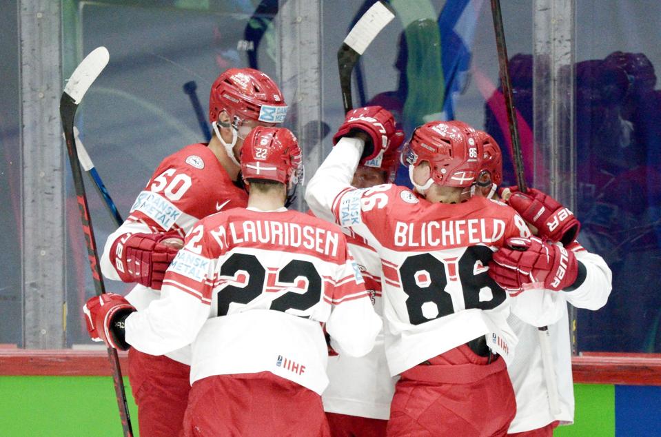 De danske spillere kunne fejre et af holdets mål mod Italien ved VM i ishockey. <i>Foto: Mikko Stig/Ritzau Scanpix</i>