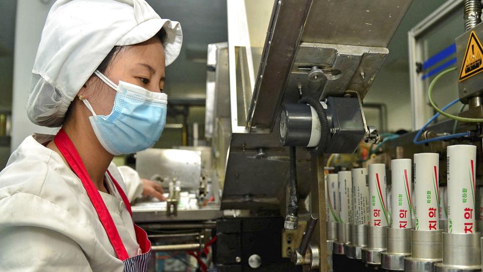 Frygten for coronavirus spreder sig i Nordkorea. Første tilfælde blev rapporteret for en uge siden. Nu er antallet af tilfælde af "feber" vokset til 1,5 millioner, lyder det ifølge det nordkoreanske statsmedie KCNA. <i>Unknown/Ritzau Scanpix</i>