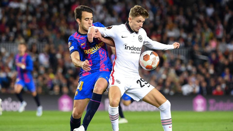 Jesper Lindstrøm var i april med til at ekspedere FC Barcelona ud af Europa League i kvartfinalen. <i>Lluis Gene/Ritzau Scanpix</i>