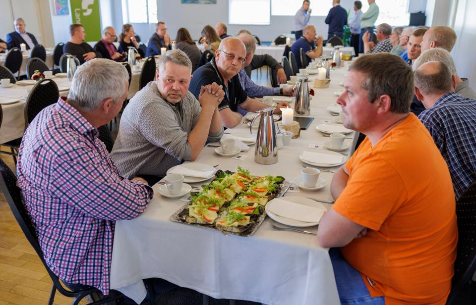 Der var ostemadder og alvorlige miner, da lodsejerne langs Skoveåen for nylig mødtes for at diskutere det ny regulativ-forslag med Aalborg Kommune. <i>Foto: Henrik Bo</i>
