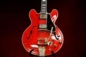 Oasis-guitar solgt på auktion for 2,8 millioner kroner
