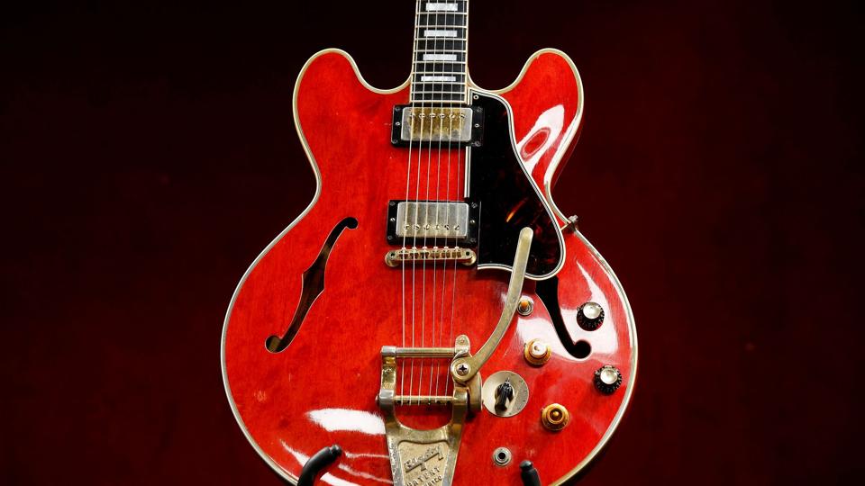 Noel Gallaghers Gibson ES-355-guitar blev ødelagt under en diskussion mellem ham og broren, Liam Gallagher ved Oasis' sidste koncert i 2009. Det blev enden på bandets megasucces. Guitaren er tirsdag solgt på auktion i Paris. <i>Benoit Tessier/Reuters</i>