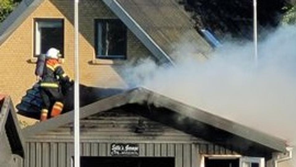 Branden på Hasselager i Hjørring gik hårdt ud over garagens tag og beklædning. <i>Foto: Ib Schmidt Østenkær</i>
