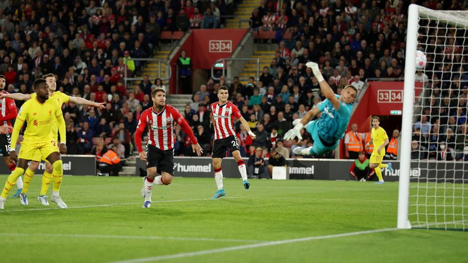 Joel Matips hovedstød sejler ind til 2-1 og sikrer Liverpool de tre point ude mod Southampton. <i>Ian Walton/Reuters</i>