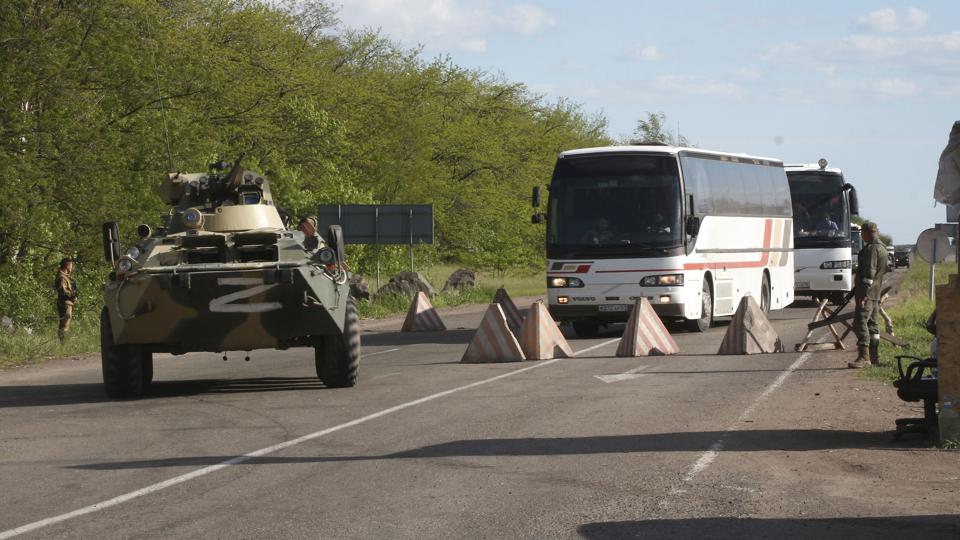 Her ses busser, som prorussiske separatister eskorterer til separatistkontrollerede landsbyer i det østlige Ukraine. <i>Uncredited/Ritzau Scanpix</i>