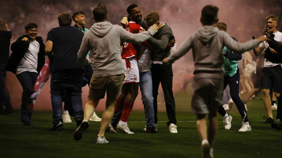 Fans stormede banen, da Nottingham Forest tog en sejr efter straffesparkskonkurrence over Sheffield United og sikrede billet til playoff-finalen om oprykning til Premier League. <i>Molly Darlington/Ritzau Scanpix</i>