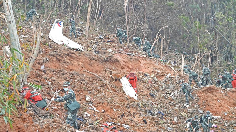 Ingen overlevede, da et fly i marts styrtede ned i den kinesiske region Guangxi. De endelige undersøgelser af ulykken kan tage op til to år. <i>Xinhua/Reuters</i>