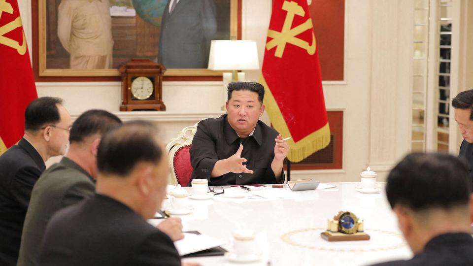 Nordkoreas leder, Kim Jong-un, har deltaget i et møde tirsdag, hvor han har kritiseret sit embedsværk for håndteringen af landets første coronaudbrud. <i>Str/Ritzau Scanpix</i>