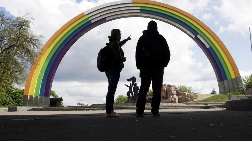 "Folkenes Venskabsbue", som fremover skal kaldes "Det Ukrainske Folks Frihedsbue", blev i 2017 dekoreret i regnbuens farver i støtte til homoseksuelles rettigheder i forbindelse med årets Eurovision. (Arkivfoto). <i>Julian Stratenschulte/Ritzau Scanpix</i>