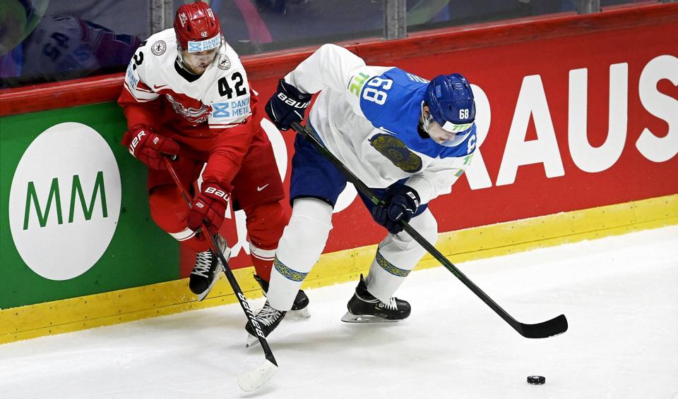 Mikkel Aagaard (tv.) knokler løs i den danske fjerdekæde ved VM i Finland. <i>Foto: Antti Aimo-Koivisto/Ritzau Scanpix</i>