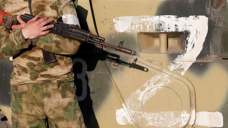 Bogstavet "Z" er blevet påtegnet russiske kampvogne og ses som et symbol på støtte til invasionen i Ukraine. En russisk gymnast, der bar bogstavet ved et stævne, får nu et års karantæne fra sporten. <i>Alexander Ermochenko/Reuters</i>