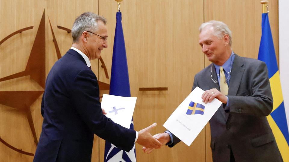 Sveriges Nato-ambassadør, Axel Wernhoff, afleverer den svenske ansøgning om medlemskab i Nato til forsvarsalliancens generalsekretær, Jens Stoltenberg. <i>Johanna Geron/Reuters</i>