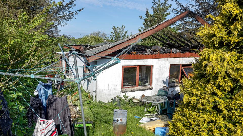 Tre personer er onsdag morgen blevet sendt til observation for røgforgiftning efter en brand på Vestre Alle 9 i Brovst. Det fortæller Jørgen W. Pedersen, der er indsatsleder hos Nordjyllands Beredskab. Brovst 18. Maj 2022 <i>Foto: Lars Pauli</i>