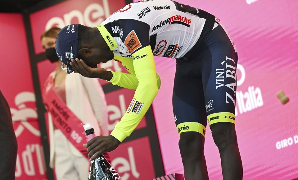 Biniam Girmay er ude af Giroen efter et uheld med en flaske champagne, hvor proppen ramte rytteren i det ene øje. <i>Massimo Paolone/Ritzau Scanpix</i>