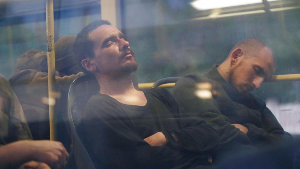 Soldater fra de ukrainske styrker i Azovstal ses her i en bus, efter at de har overgivet sig. <i>Alexander Ermochenko/Reuters</i>