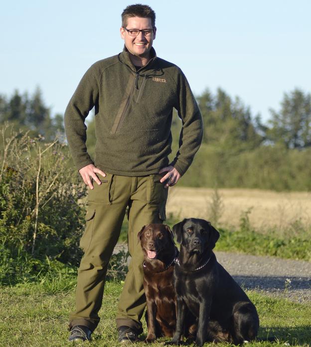Dennis Bøgh og jagthundene. <i>Foto: Frk. Madsen's Spisehus</i>