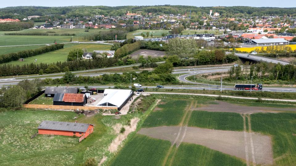 Et stort telt er blevet sat op ved Satudarahs nye klubhus på Lerbækvej. På lørdag er der stor indvielsesfest for den nordjyske afdeling. <i>Foto: Torben Hansen</i>