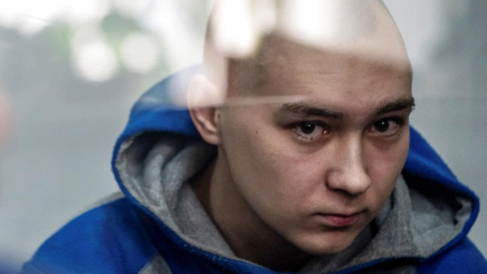 Den 21-årige russer sidder i et glasbur under retssagen, hvor han er anklaget for krigsforbrydelser. Han erkender sig skyldig. <i>Stringer/Reuters</i>