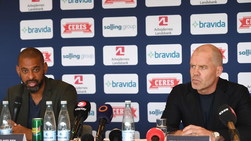 Stig Inge Bjørnebye (th.) har været sportschef i AGF siden april sidste år. Her flankerer han David Nielsen ved onsdagens pressemøde. <i>Ernst Van Norde/Ritzau Scanpix</i>