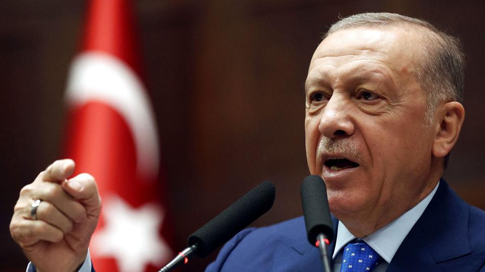Tyrkiets præsident, Recep Tayyip Erdogan, sagde onsdag i det tyrkiske parlament, at Sverige og Finland skal udlevere 30 personer, der af Tyrkiet beskrives som terrorister. <i>Adem Altan/Ritzau Scanpix</i>
