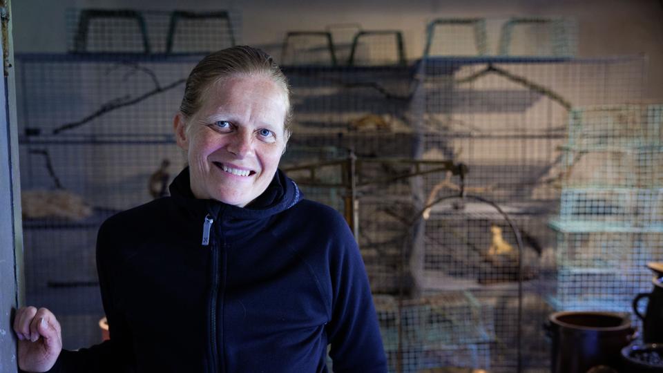 Susanne Buhl i kælderens fadebur, der lidt mystisk er fyldt med udstoppede fugle og dyr. <i>Foto: Bo Lehm</i>