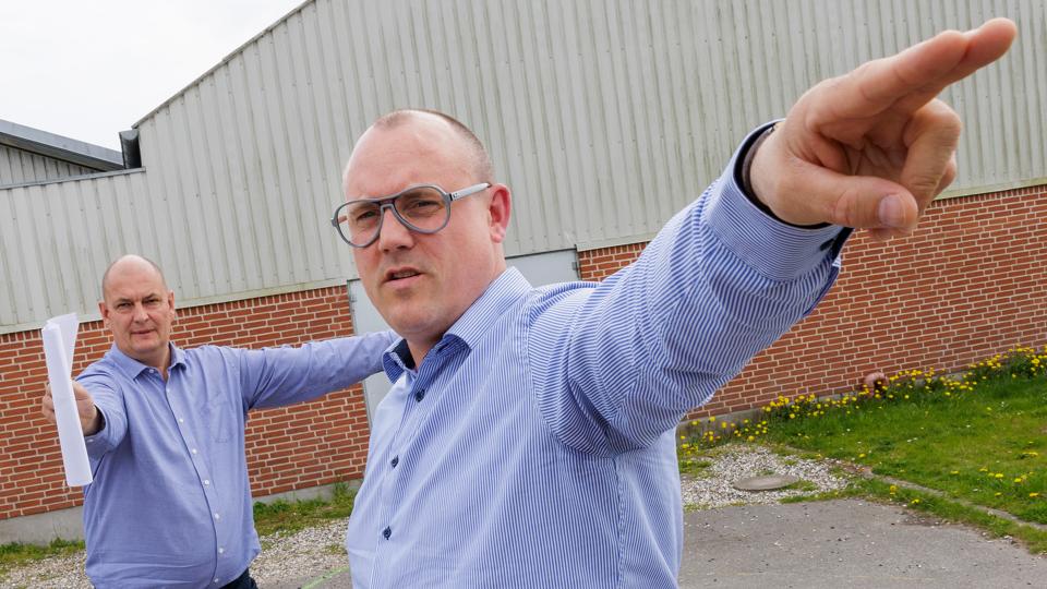Halinspektør, Søren Hjelm Hansen og formand for bestyrelsen, Christian Madsen præsenterer kommende udvidelsesprojekt for Hadsund Hallerne. <i>Foto: Henrik Bo</i>