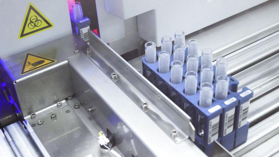 Deltagerne i studiet "PCR Hjemmetest Studie", der skal hjælpe med at forudsige en ny corona-bølge, får tilsendt testkits og skal pode sig selv en gang om ugen i fire uger. (Arkivfoto). <i>Julian Stratenschulte/Ritzau Scanpix</i>