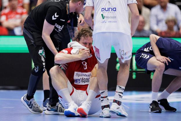 I andet kvartfinaleopgør i Champions League mod Veszprém fik Jesper Nielsen en albue i hovedet og slog efterfølgende hovedet i gulvet. <i>Foto: Henrik Bo</i>
