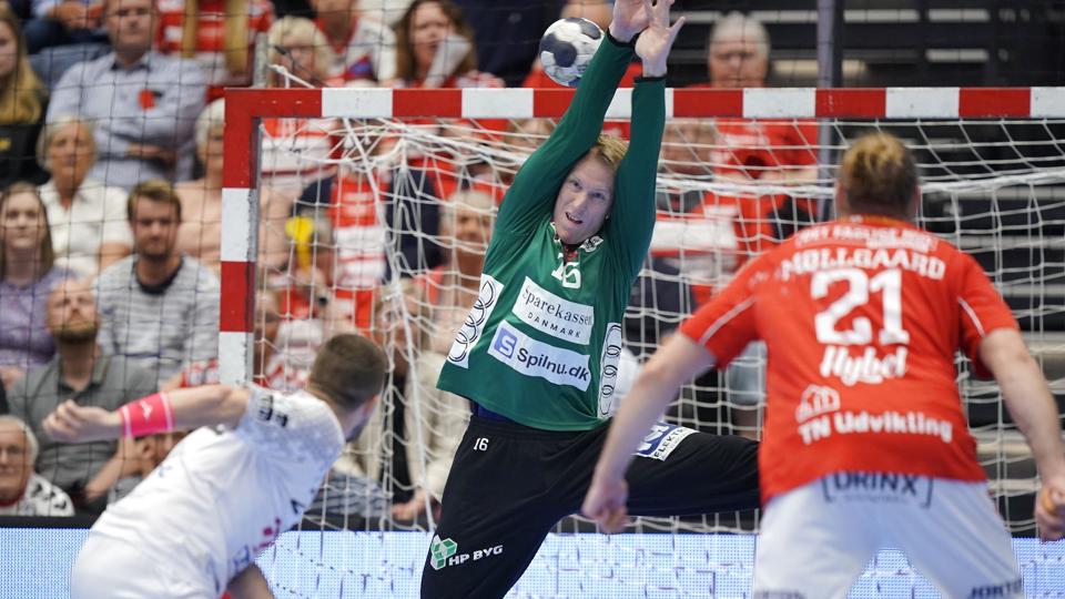 Hverken Mikael Aggefors (billedet) eller Simon Gade fik fat i noget i Aalborg-målet i hjemmekampen mod Veszprem. <i>Henning Bagger/Ritzau Scanpix</i>