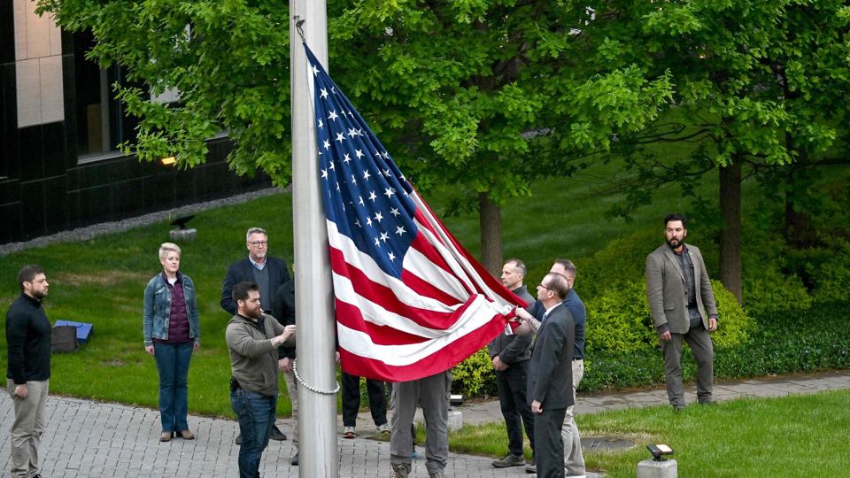 Det amerikanske flag blev onsdag hejst ved ambassaden i Kyiv. <i>Sergei Supinsky/Ritzau Scanpix</i>