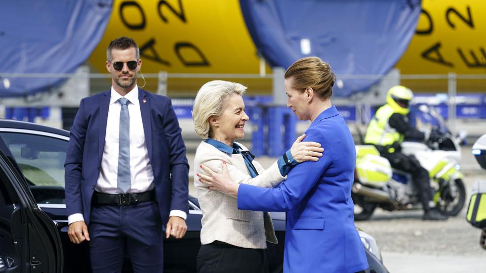 Statsminister Mette Frederiksen byder velkommen til Kommissionsformand Ursula von der Leyen, der også deltog i mødet i Esbjerg om øget produktion af havvind. <i>Bo Amstrup / Ritzau Scanpix/Ritzau Scanpix</i>