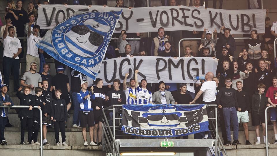 Esbjergs fans protesterede under kampen mod klubbens ejere, og efterfølgende endte flere fans i håndgemæng med kontrollører. <i>Mikkel Berg Pedersen/Ritzau Scanpix</i>
