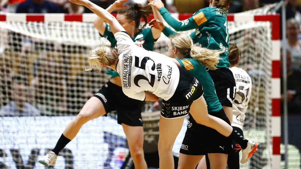 Øverst i denne bunketackling hænger Viborgs Line Haugsted, som spillede en stor kamp i semifinalen mod Team Esbjerg onsdag. Desværre blev hun slemt skadet sidst i kampen. <i>Johnny Pedersen/Ritzau Scanpix</i>