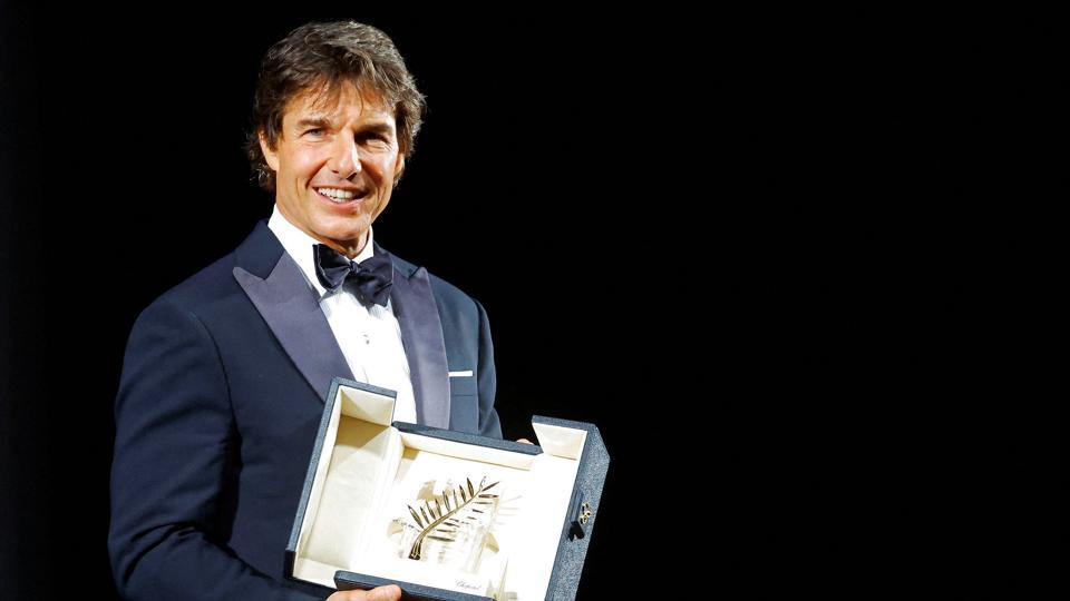 Tom Cruise blev hædret med både jetfly på himlen og tildelingen af en hædersguldpalme onsdag. Det skete på filmfestivalen i Cannes, hvor han deltager i forbindelse med efterfølgeren til blockbusteren "Top Gun" fra 1986. <i>Stephane Mahe/Reuters</i>