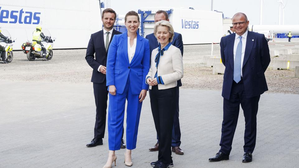 Statsminister Mette Frederiksen byder velkommen til Kommissionsformand Ursula von der Leyen onsdag i Esbjerg. På et efterfølgende pressemøde fastslog kommissionsformanden, at beslutning om udsendelse af styrker fortsat skal være et nationalt anliggende. <i>Bo Amstrup / Ritzau Scanpix/Ritzau Scanpix</i>