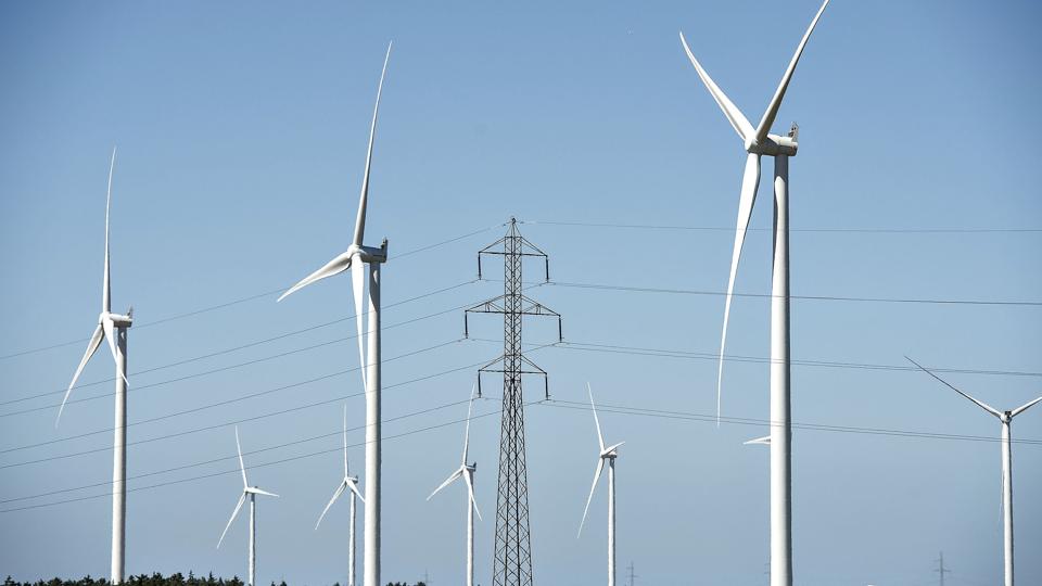 Den nye aftale om øget produktion af energi fra havvindmølleparker kan betyde, at vi kan se frem til flere højspændingsledninger i landskabet. (Arkivfoto). <i>Henning Bagger/Ritzau Scanpix</i>