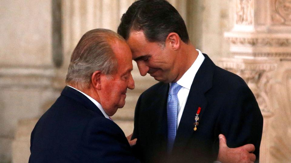 Den spanske ekskonge Juan Carlos (til venstre) besøger sin søn, kong Felipe (til højre), mandag. (Arkivfoto). <i>Juan Medina/Reuters</i>