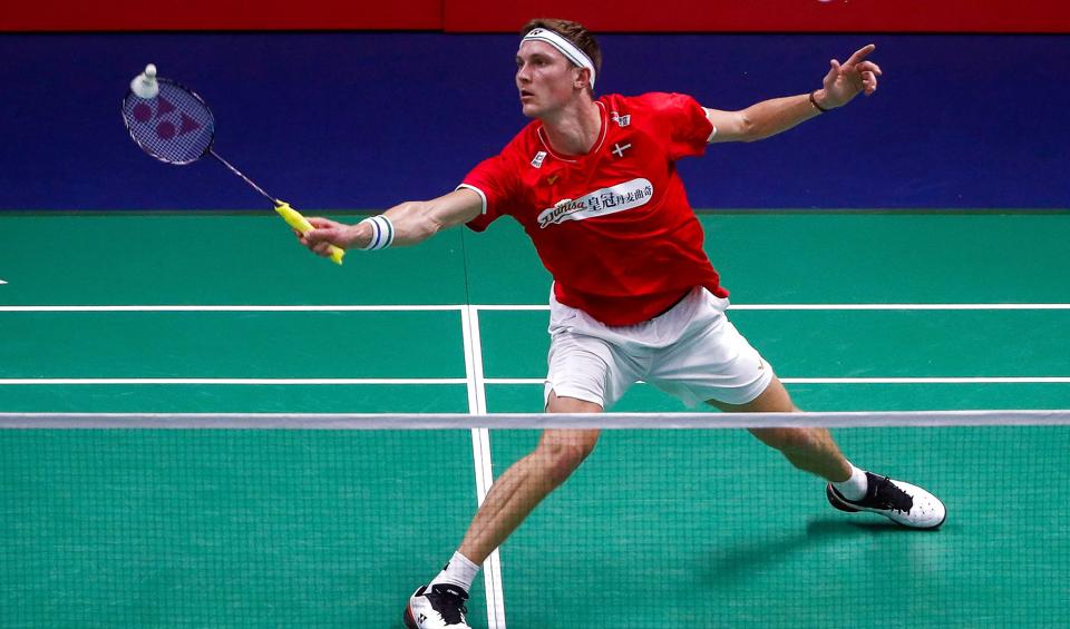 Viktor Axelsen gled, da han spillede Thomas Cup, og det har kostet ham en skade. <i>Diego Azubel/Ritzau Scanpix</i>
