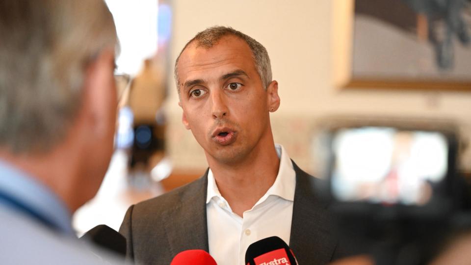 Det vil nu være op til anklagemyndigheden at beslutte, om der skal rejses tiltale, når Claus Hjort Frederiksen (V) træder ud af Folketinget efter næste folketingsvalg og mister den parlamentariske immunitet, sagde justitsminister Mattias Tesfaye (S) før torsdagens samråd. <i>Philip Davali/Ritzau Scanpix</i>