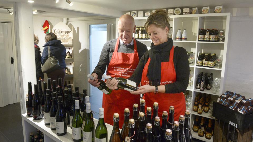 Jo mere øl de får, des mindre når de at drikke af den. Men det er en stadig glæde at stå med den dejlige drik i hænderne, oplever Anette Sørensen og Mogens Kristensen. Foto: Michael Bygballe <i>Michael Bygballe</i>