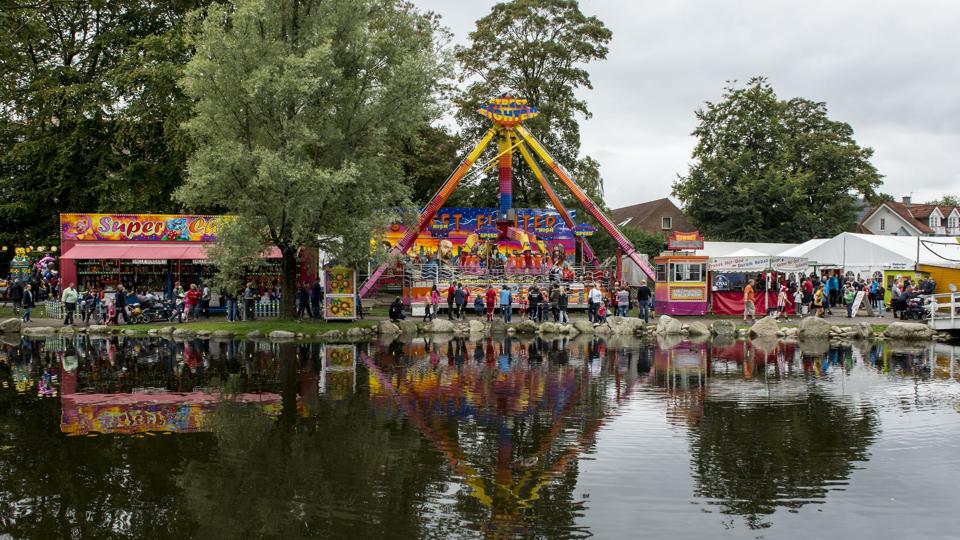 Måske var 2015 sidste gang, at man så Kimbrerfesten spejle sig søen i anlægget i Aars. Det var for bøvlet at indrette i år. Især når man ikke kunne tjene på det bagefter. En timeløn for de frivillige på godt 25 øre appellerer i hvert fald ikke til gentagelse. Arkivfoto: Henrik Bo <i>Foto: Henrik Bo</i>