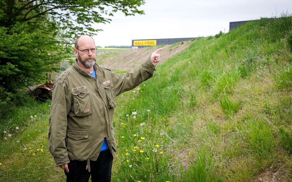 Nabo Karsten Svenningsen er stærkt fortørnet over, at politikerne har set bort fra en lokalplan for at tillade McDonald's at opstille en 28 m høj pylon med logo. Nu har hans klage stoppet byggeriet indtil videre. <i>Arkivfoto: Bo Lehm</i>