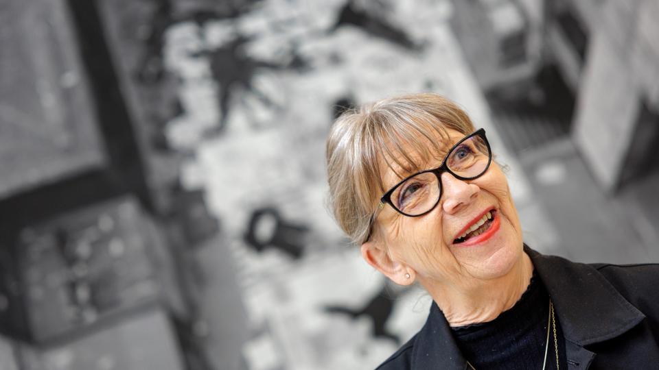 Man svøber sig i lys og lækkerhed på Kunsten, synes kunstguide Marianne Trenskow, der var værtinde, da museet åbnede i 1972. <i>Foto: Henrik Bo</i>
