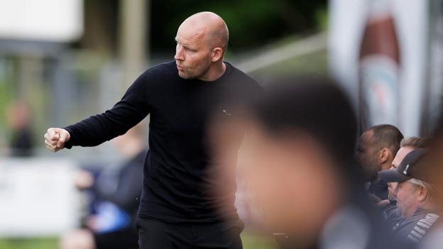 Vendsyssel-træner Henrik Pedersen var langt fra tilfreds med sine spilleres indsats i Hobro. <i>Foto: Henrik Bo</i>