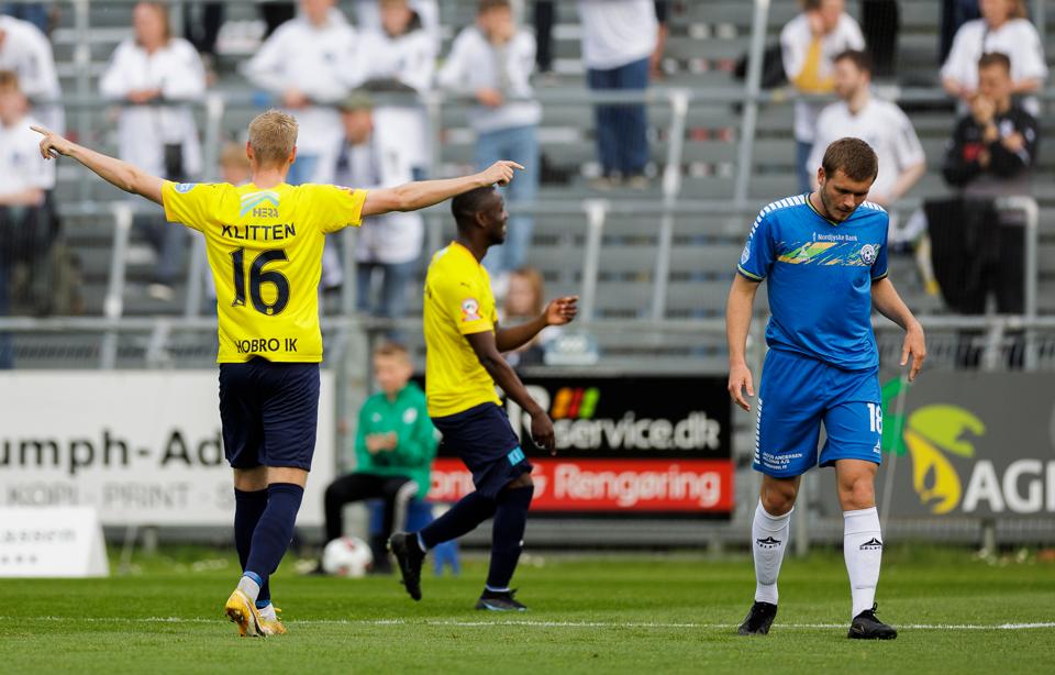 Hobros Don Deedson (i midten) jubler her over sin første scoring i torsdagens kamp mod Vendsyssel FF på DS Arena. <i>Foto: Henrik Bo</i>