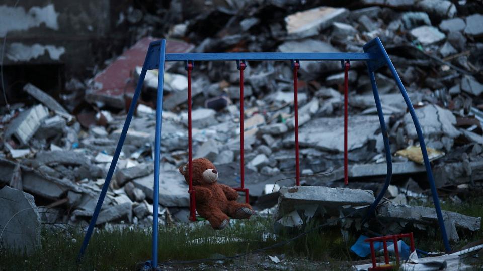 En tøjbamse sidder på en gynge i byen Kharkiv efter et russisk luftangreb. USA sender ny hjælp for omkring 280 milliarder kroner til Ukraine. <i>Ricardo Moraes/Reuters</i>