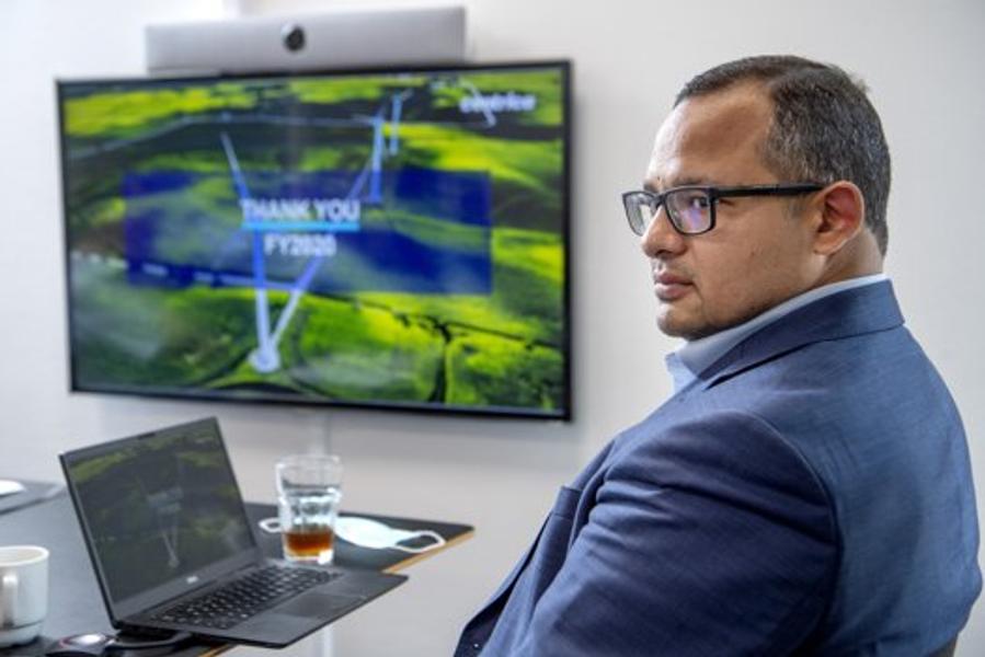 Hvor Kristian Gjerløv-Juel har at gøre med indkøb af energi direkte fra producenterne samt salg, håndterer Mandeep Bamal handel med strøm og gas på engrosmarkederne i Europa. Begge direktører tiltrådte i juni 2020. Hvor Kristian Gjerløv-Juel har at gøre med indkøb af energi direkte fra producenterne samt salg, håndterer Mandeep Bamal handel med strøm og gas på engrosmarkederne i Europa. Begge direktører tiltrådte i juni 2020.