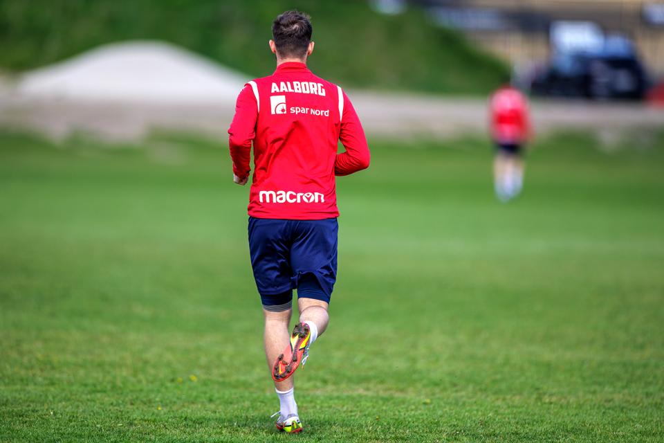 AaB-topscorer Louka Prip har travlt, hvis han skal blive klar til søndagens kamp mod FC København. <i>Foto: Torben Hansen</i>